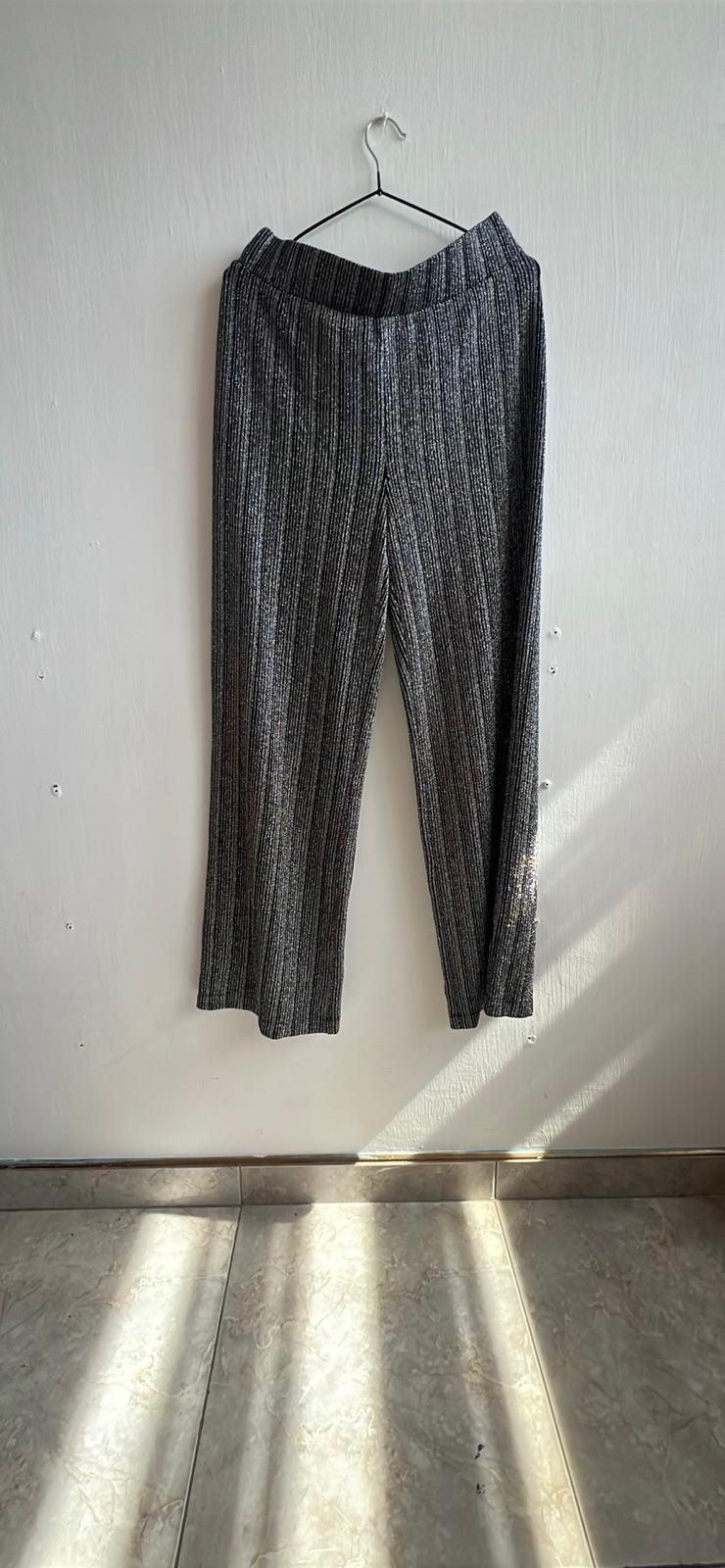 Conjunto de cardigan y pantalon negro con hilos plateados, foto 2 de 2