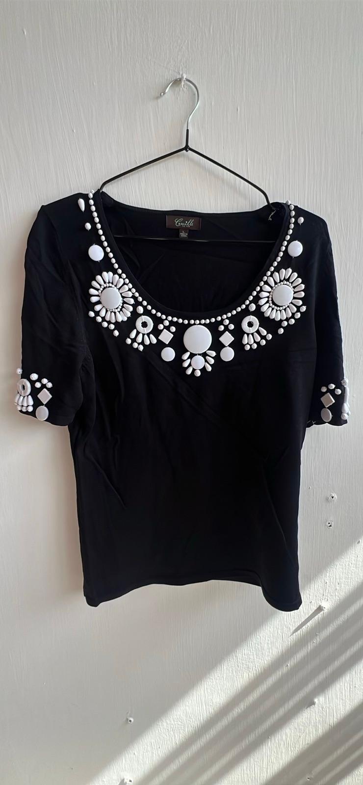 Blusa negra de manga corta con apliques blancos, foto 1 de 1