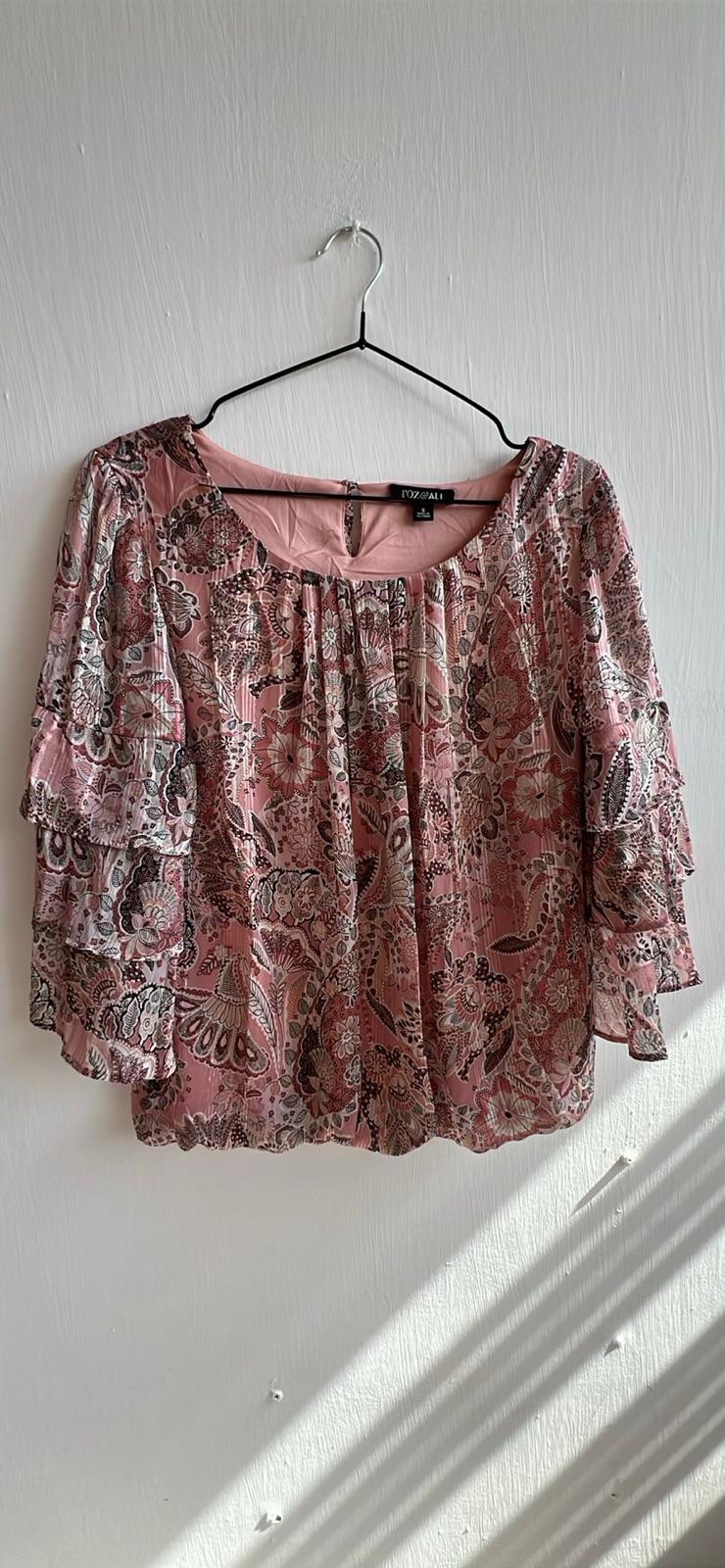 Blusa rosada estampada de manga corta con volantes, foto 1 de 1