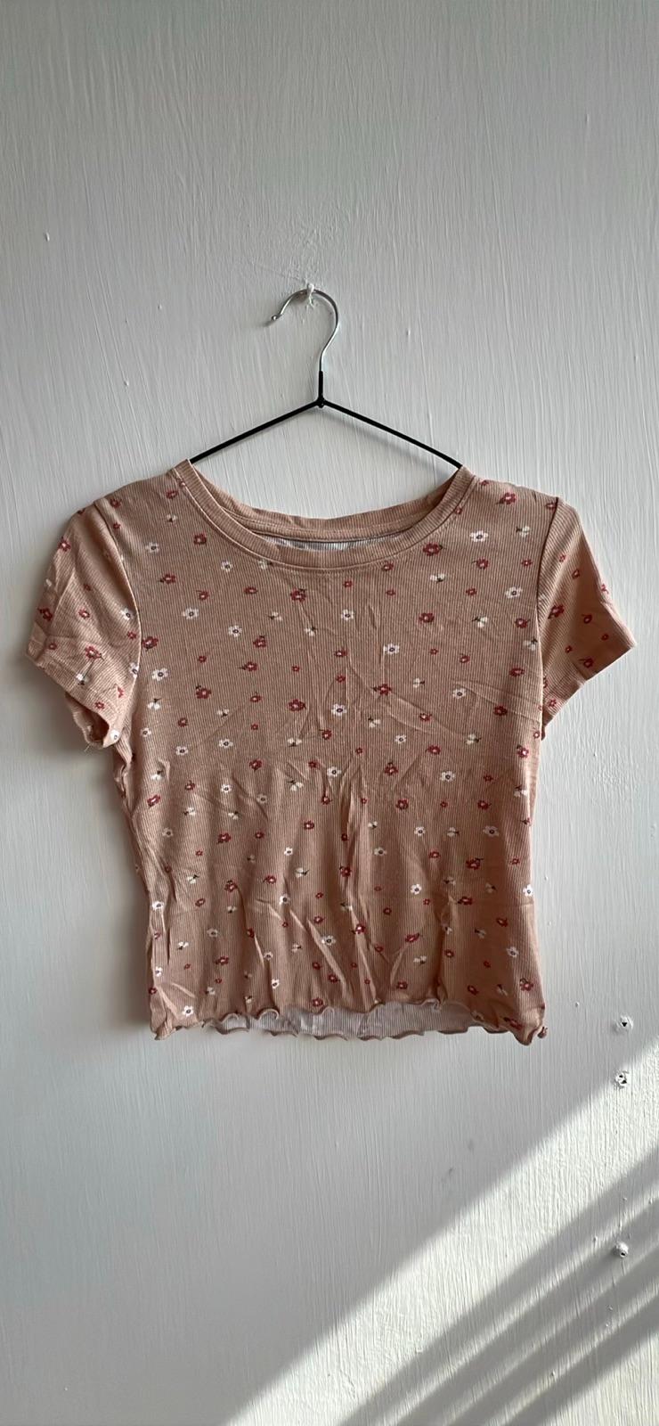 Blusa beige de manga corta con estampado floral, foto 1 de 1