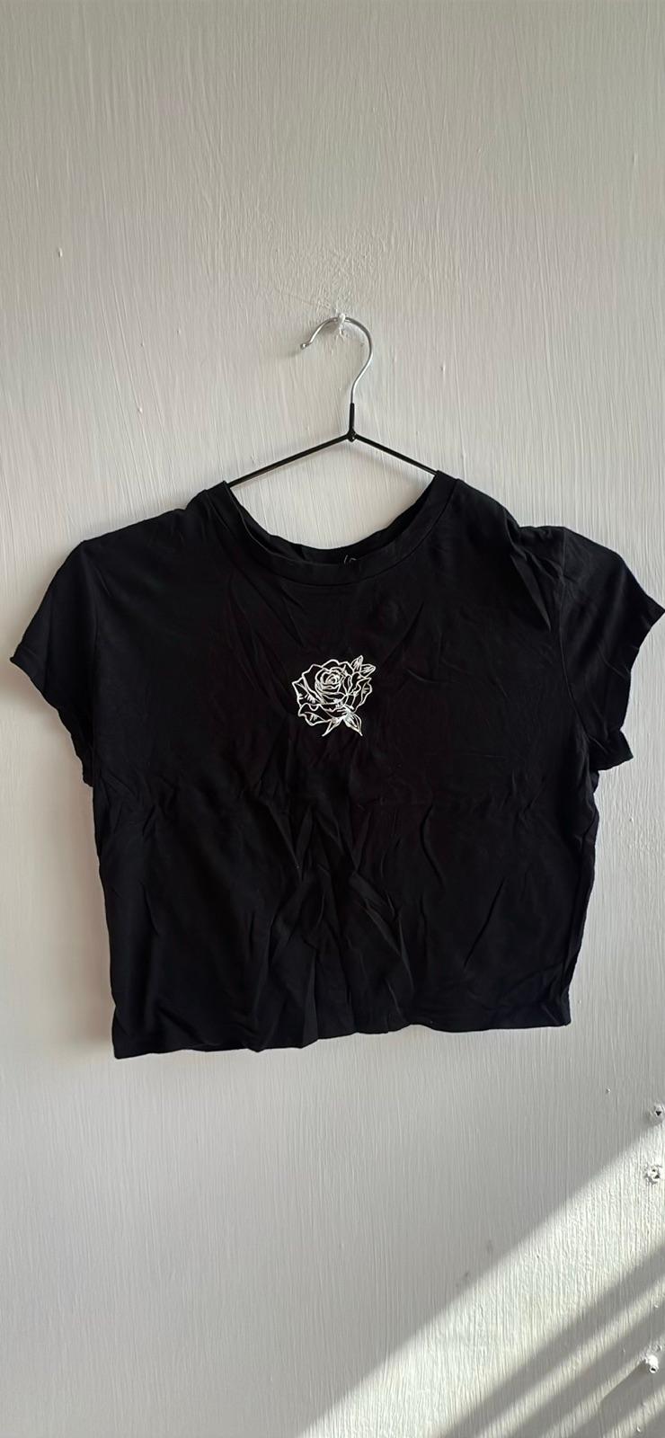 Crop top negro con diseño de rosa, foto 1 de 1