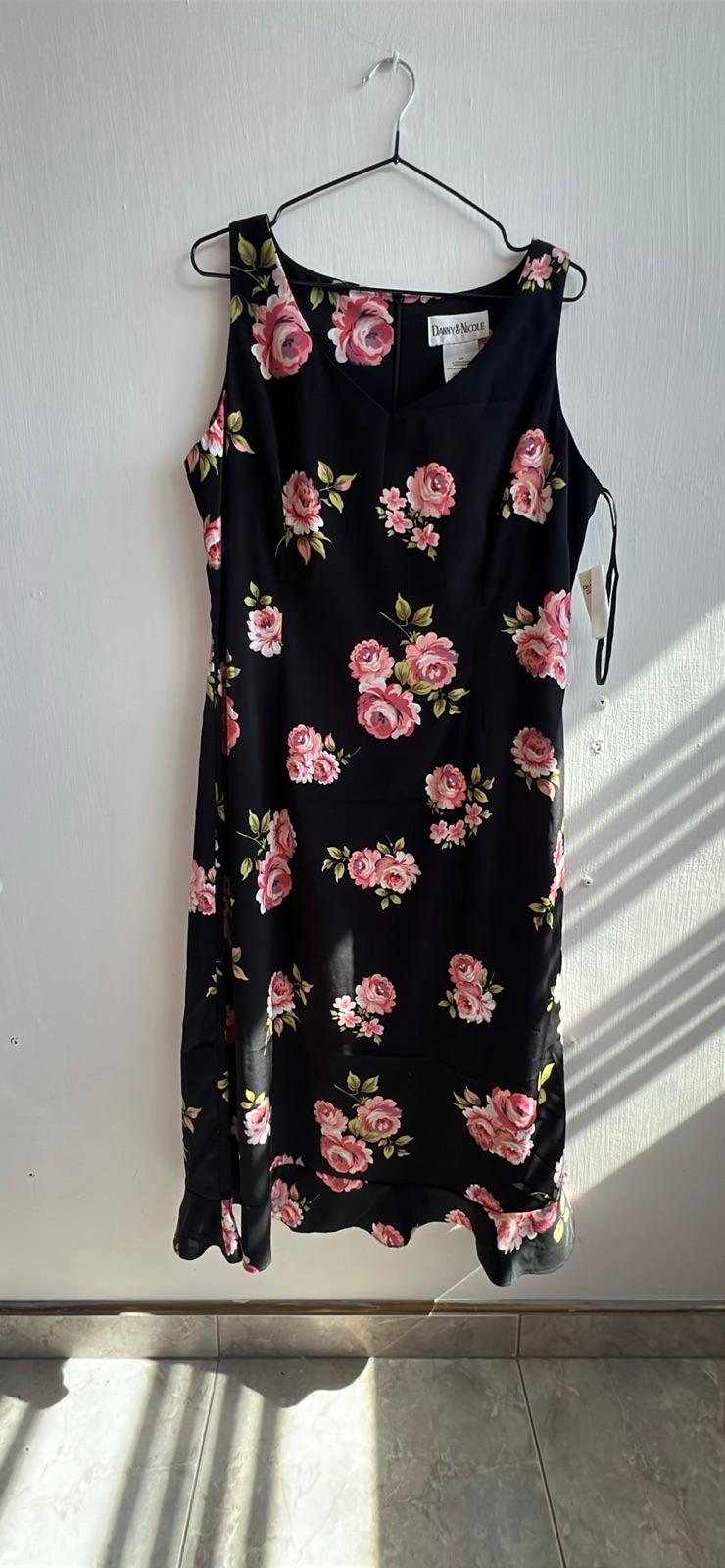 Vestido negro estampado con rosas, foto 1 de 1