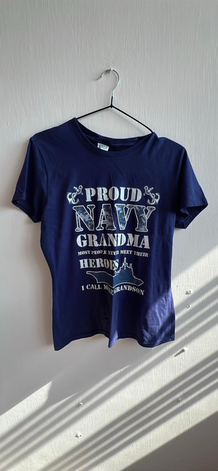 Camisa azul oscuro para mujer Proud Navy Grandma, foto 1 de 1