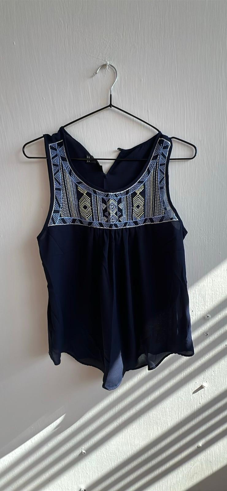 Blusa azul oscura sin mangas con bordado, foto 1 de 1