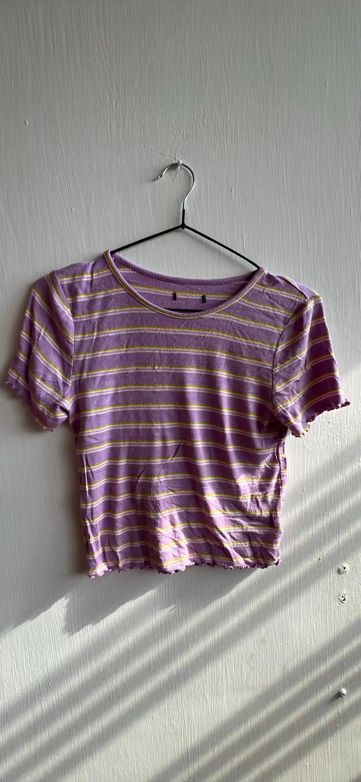 Camisa morada a rayas con cuello redondo, foto 1 de 1