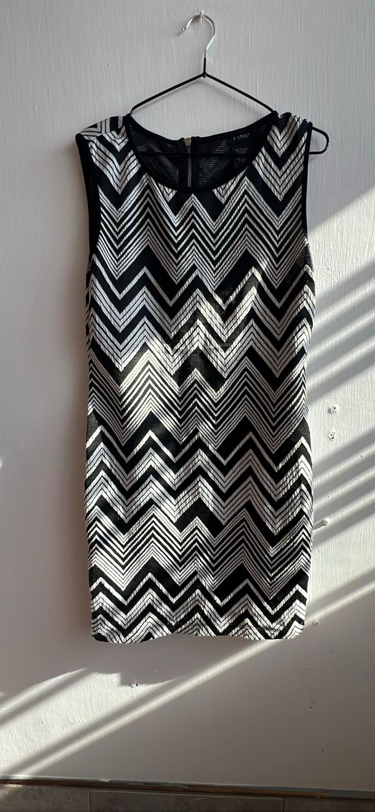 Vestido blanco y negro con estampado geométrico, foto 1 de 1