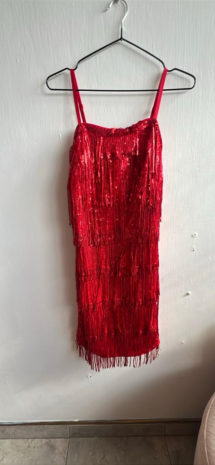 Vestido rojo con lentejuelas y flecos, foto 1 de 1
