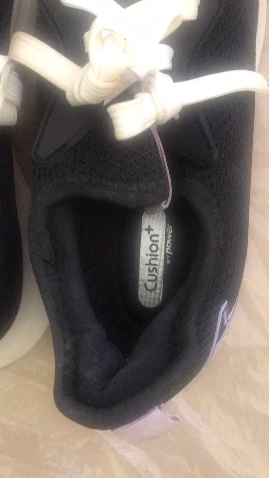 Zapatos deportivos negros con cordones blancos, foto 2 de 7