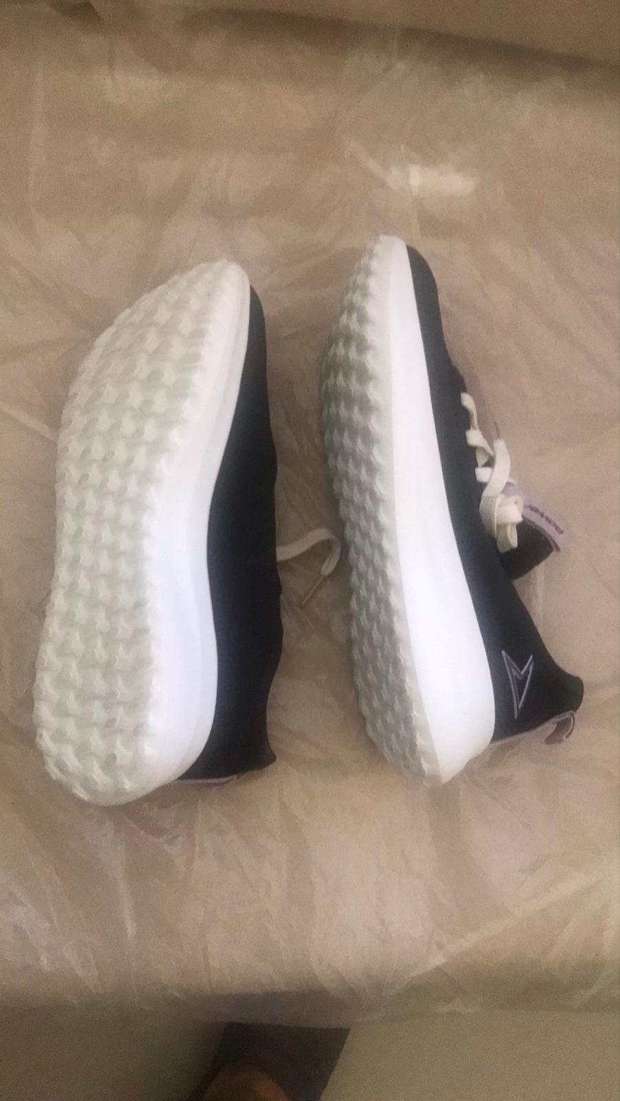 Zapatos deportivos negros con cordones blancos, foto 3 de 7