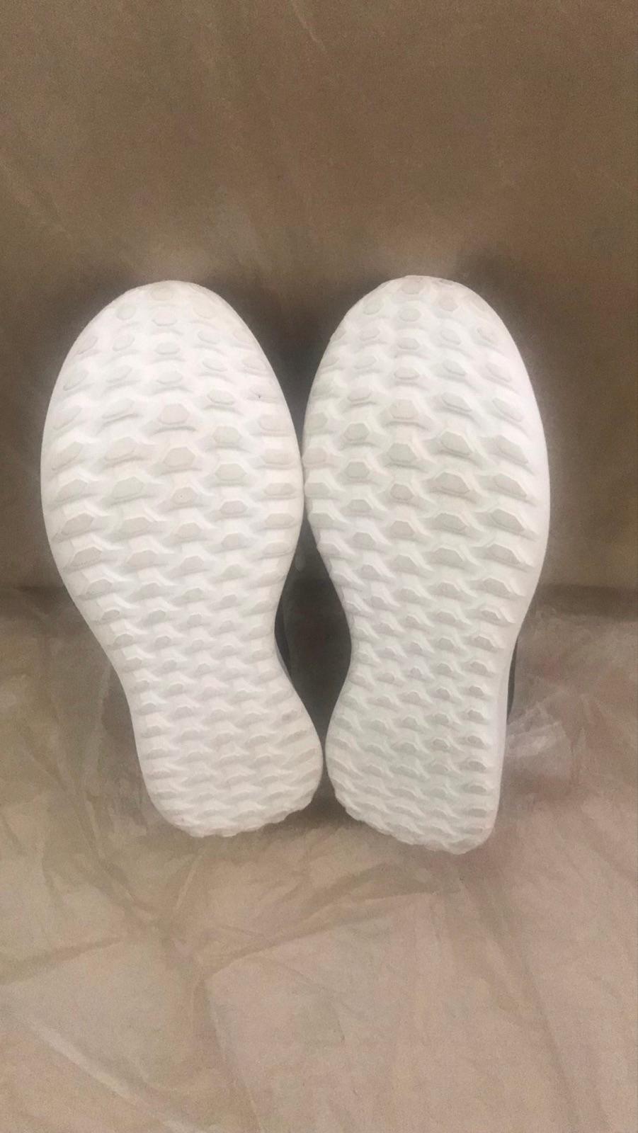 Zapatos deportivos negros con cordones blancos, foto 4 de 7