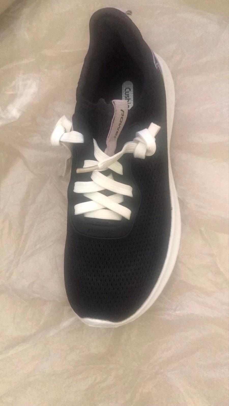 Zapatos deportivos negros con cordones blancos, foto 5 de 7