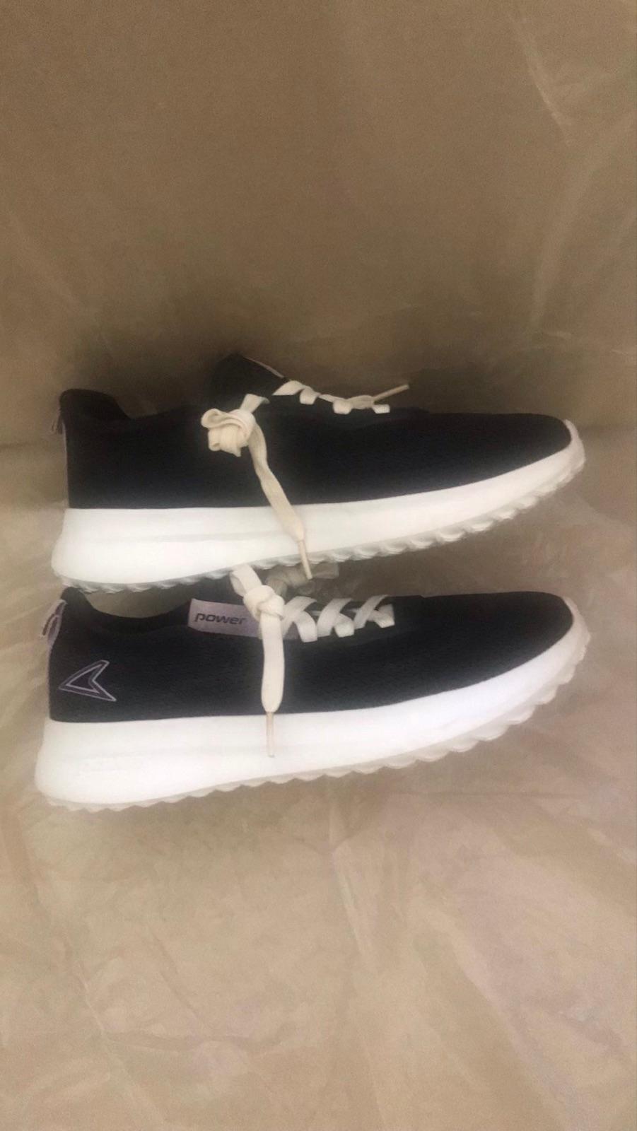 Zapatos deportivos negros con cordones blancos, foto 7 de 7