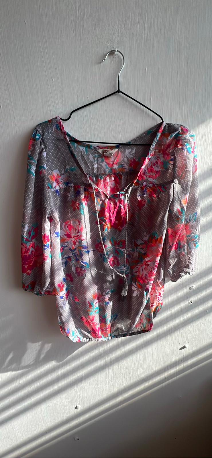 Blusa gris con estampado floral y lunares, foto 1 de 1