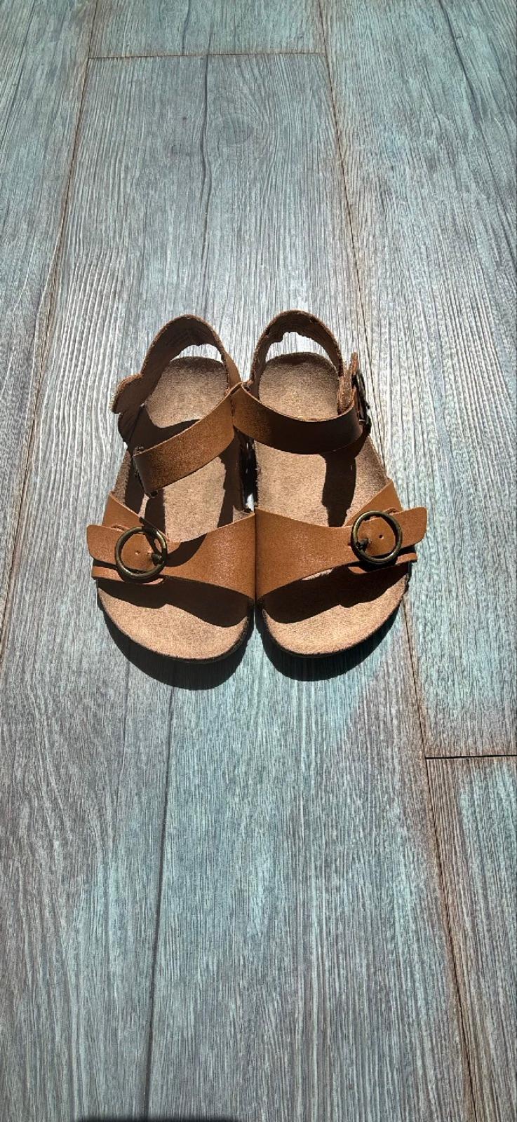 Sandalias de cuero marrón para niña, foto 2 de 4