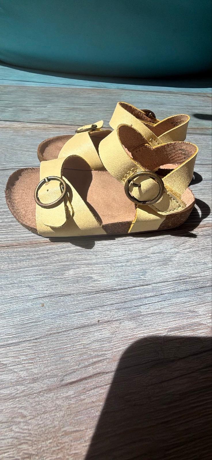 Sandalias amarillas mantequilla para bebé con hebillas, foto 2 de 6