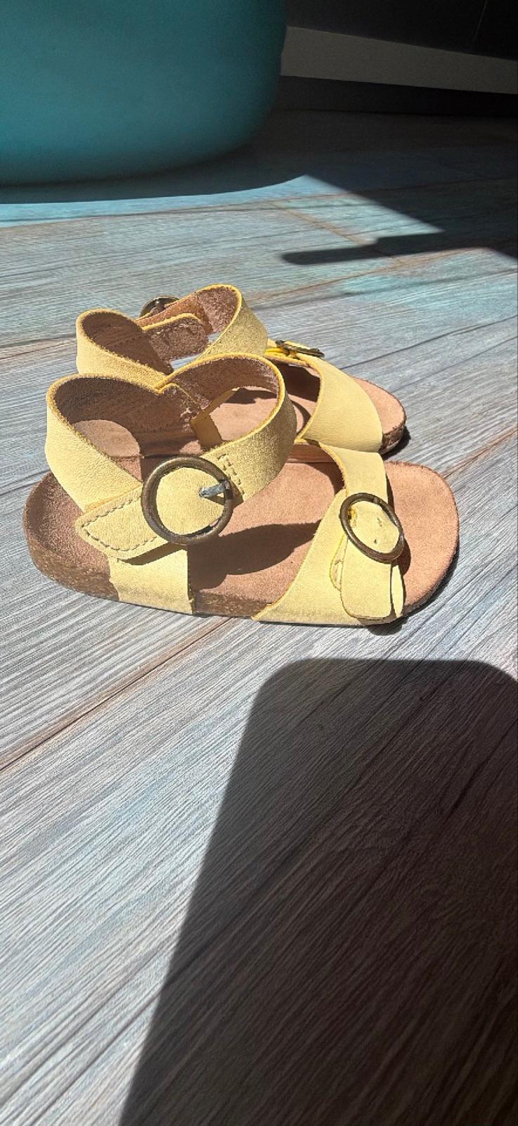 Sandalias amarillas mantequilla para bebé con hebillas, foto 3 de 6