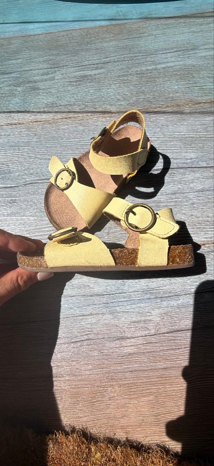 Sandalias amarillas mantequilla para bebé con hebillas, foto 4 de 6