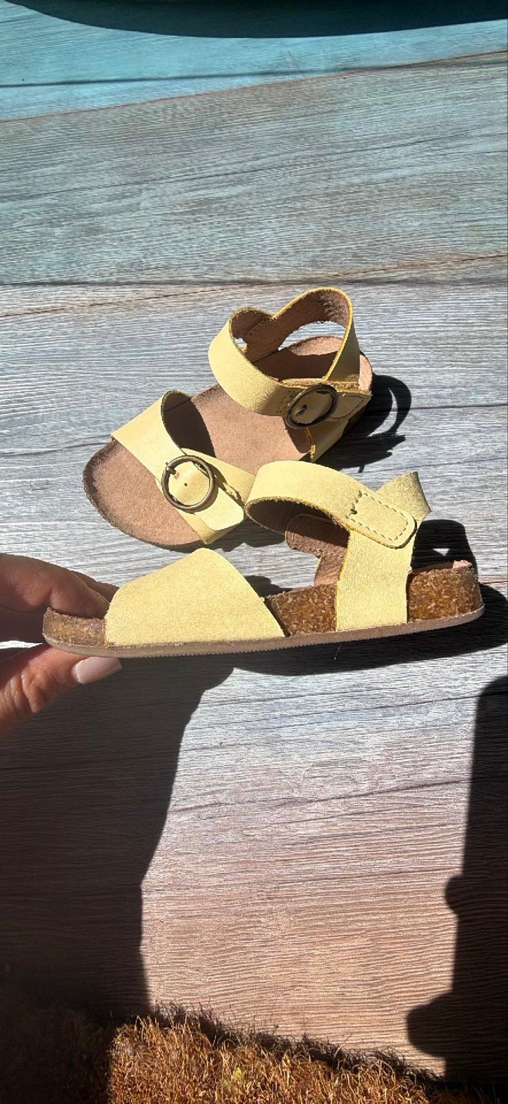 Sandalias amarillas mantequilla para bebé con hebillas, foto 5 de 6