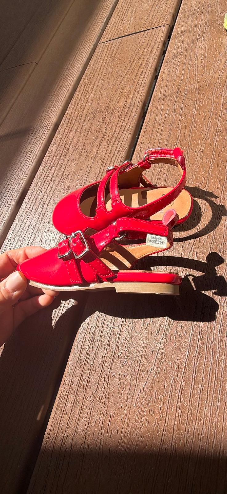Zapatos rojos de charol para niña, foto 2 de 7
