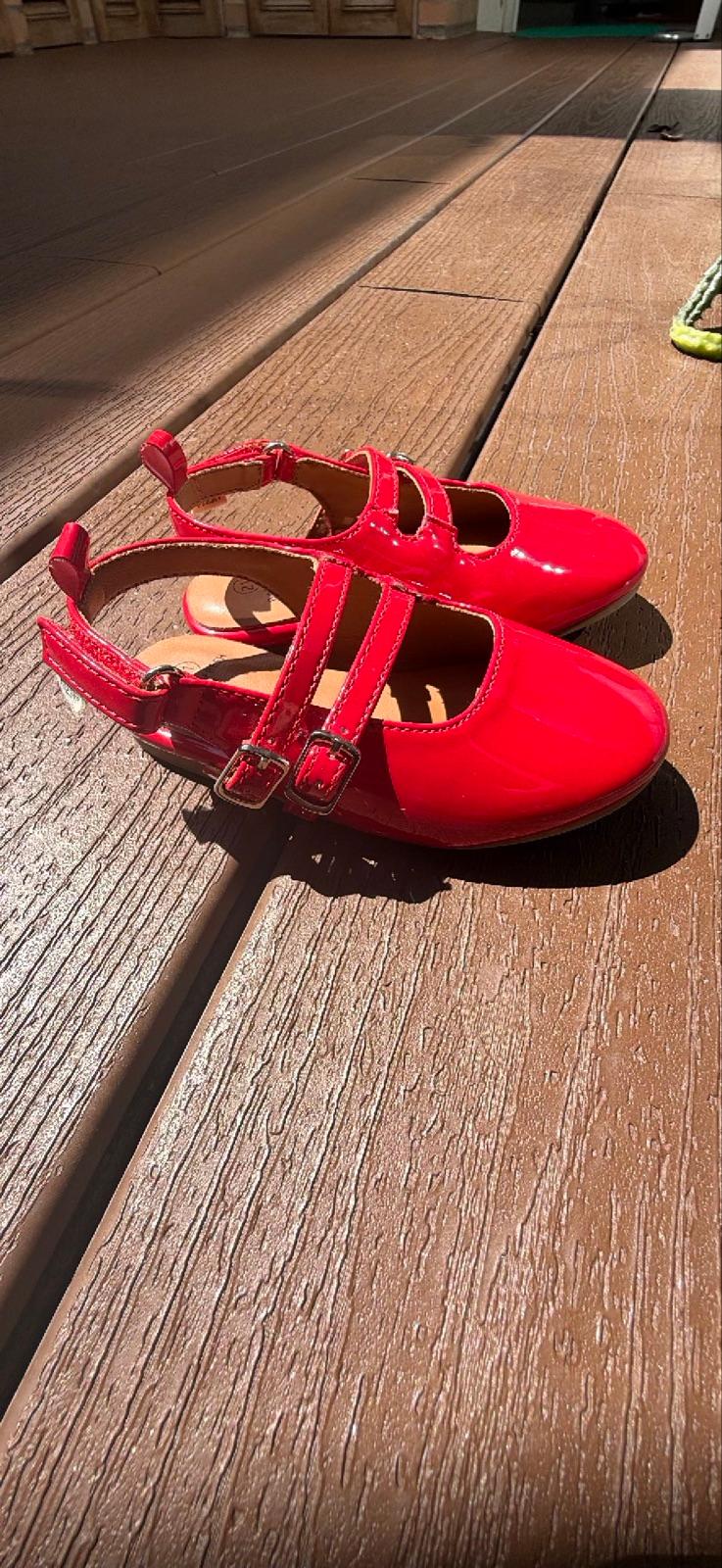 Zapatos rojos de charol para niña, foto 3 de 7