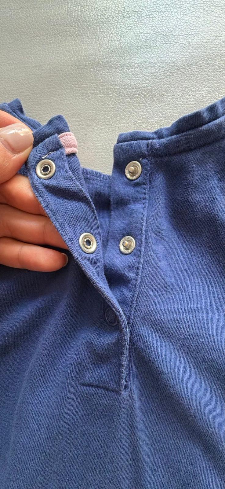Vestido azul oscuro de niña con rayas y bolsillos, foto 3 de 3