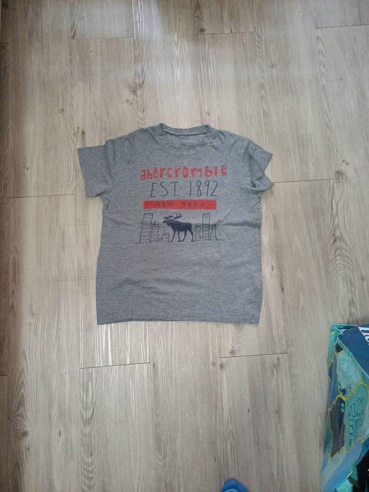 Camisa gris Abercrombie & Fitch manga corta, foto 1 de 1