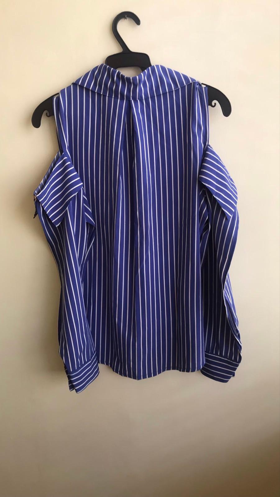 Camisa azul con rayas blancas de mujer, foto 2 de 2