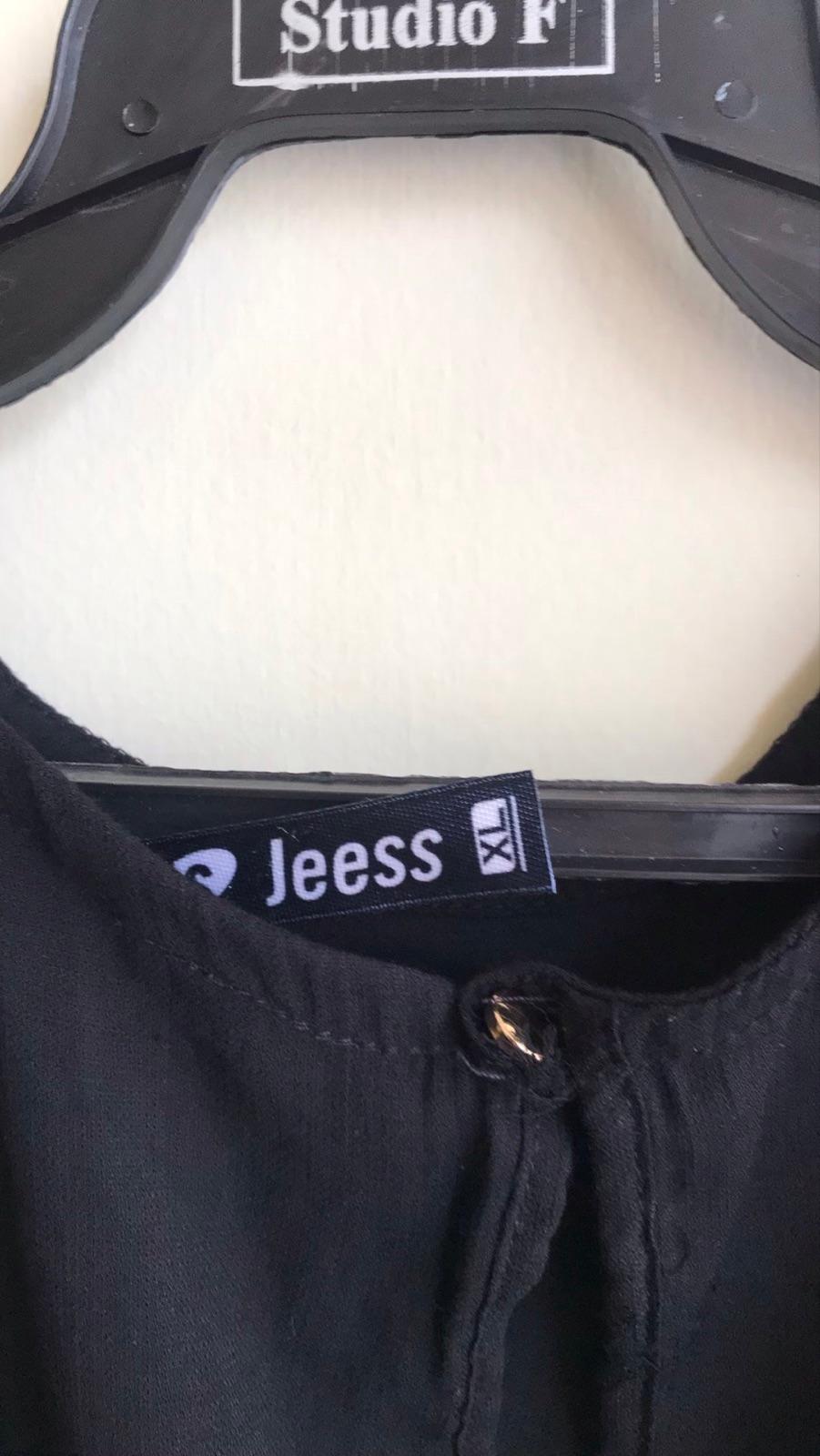 Blusa negra de manga corta con volantes, foto 2 de 3
