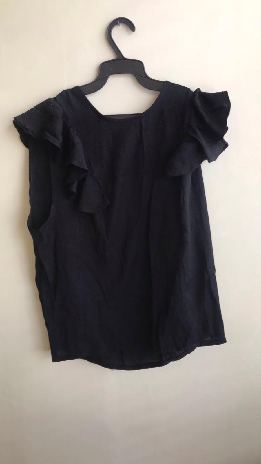 Blusa negra de manga corta con volantes, foto 3 de 3
