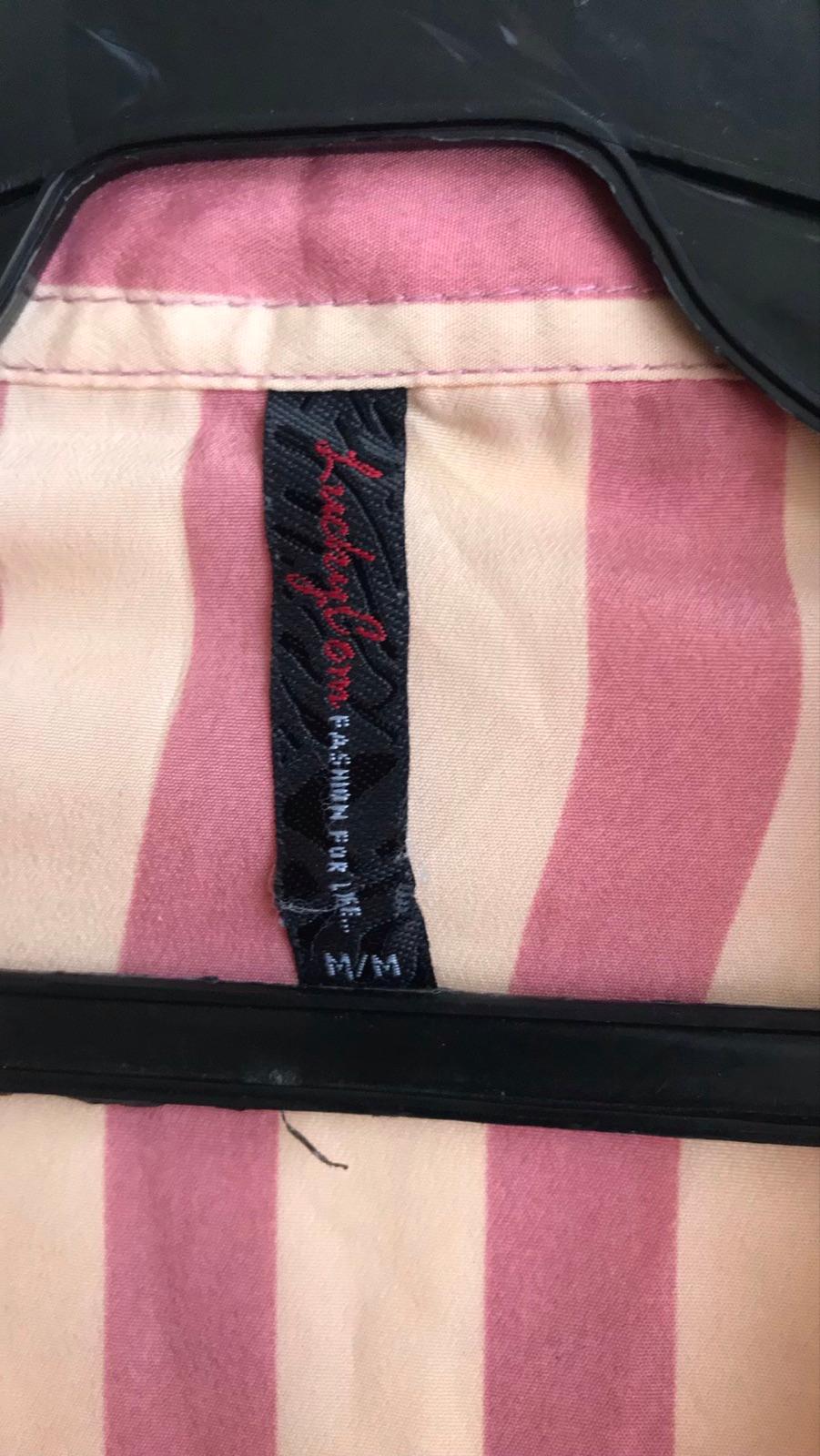 Camisa de rayas rosadas y blancas, foto 2 de 3