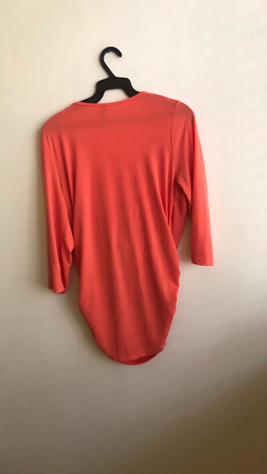 Blusa coral de manga tres cuartos, foto 2 de 3