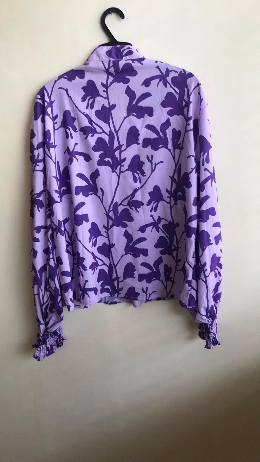 Blusa morada con estampado floral, foto 2 de 3