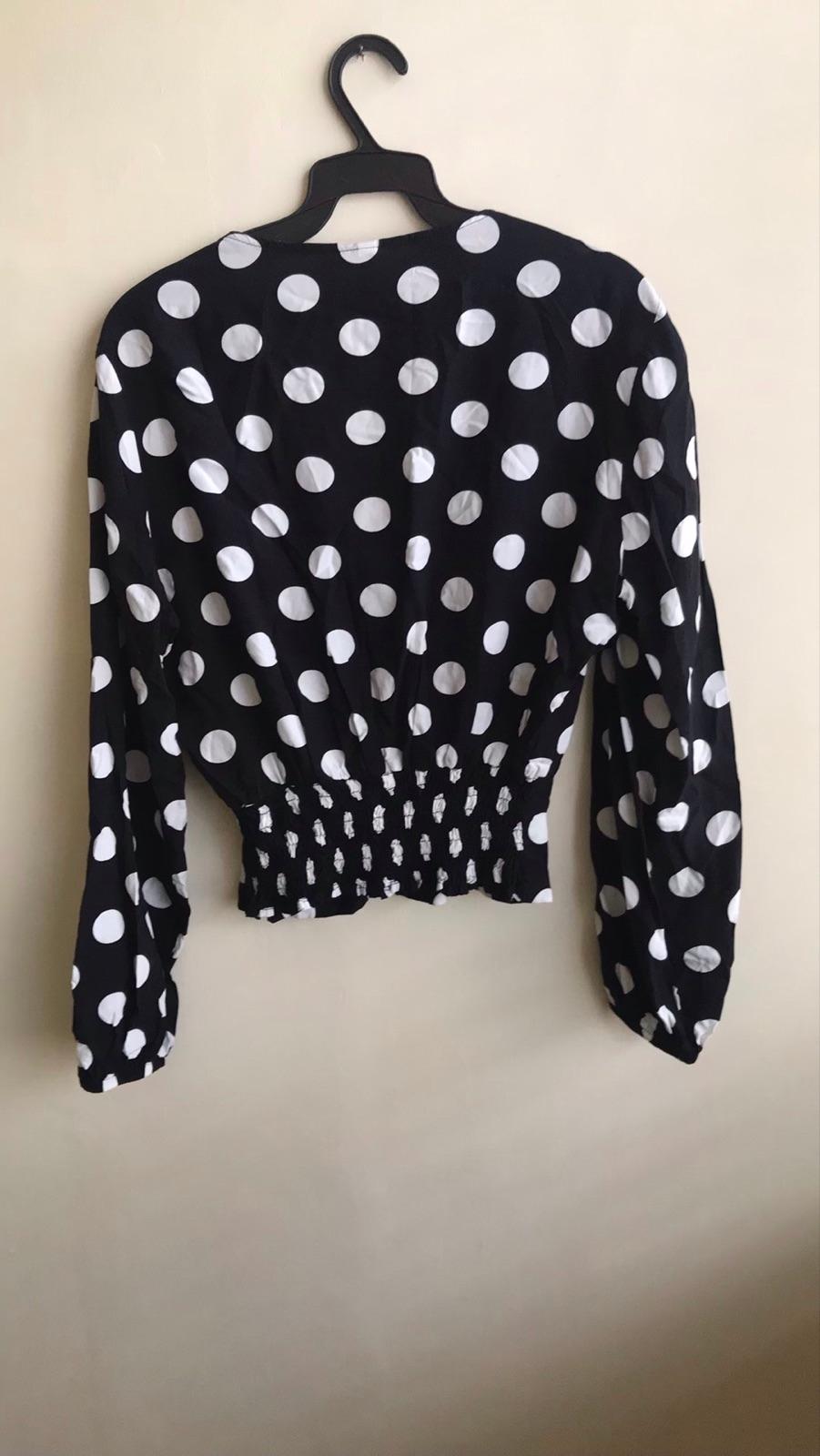 Blusa negra con lunares blancos, foto 2 de 3
