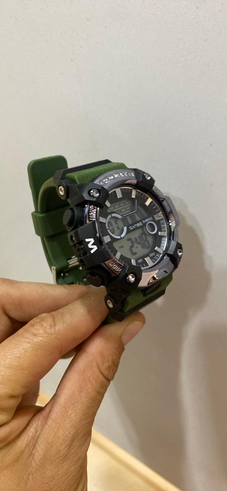 Reloj deportivo digital negro y verde, foto 1 de 1