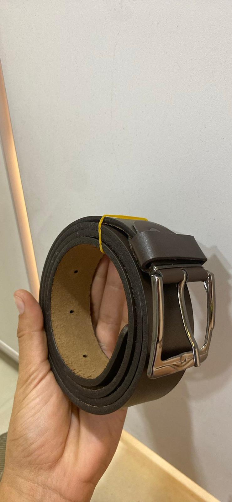 Correa de cuero marrón con hebilla plateada, foto 1 de 1