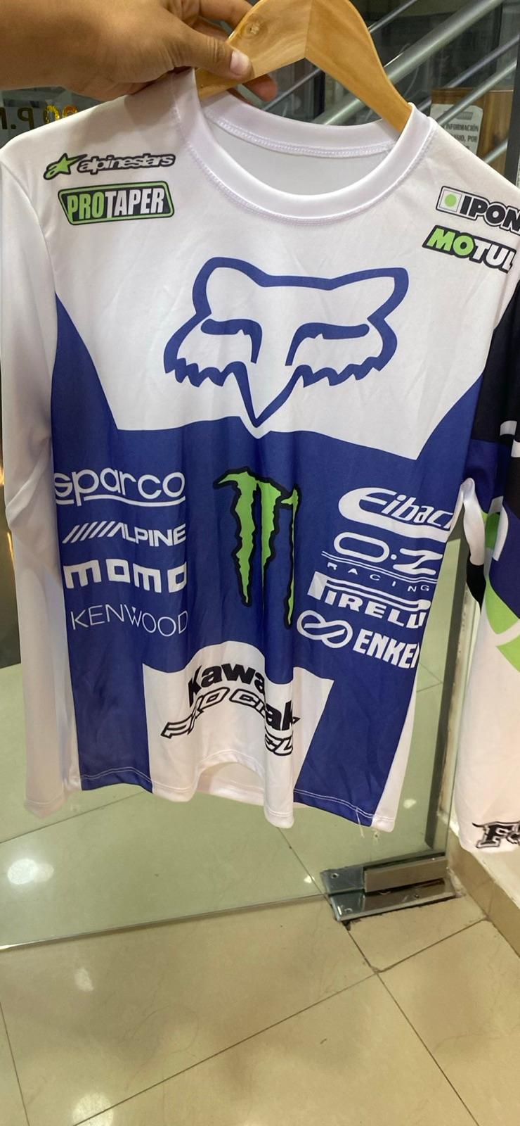 Camisa deportiva manga larga blanca y azul, foto 1 de 1
