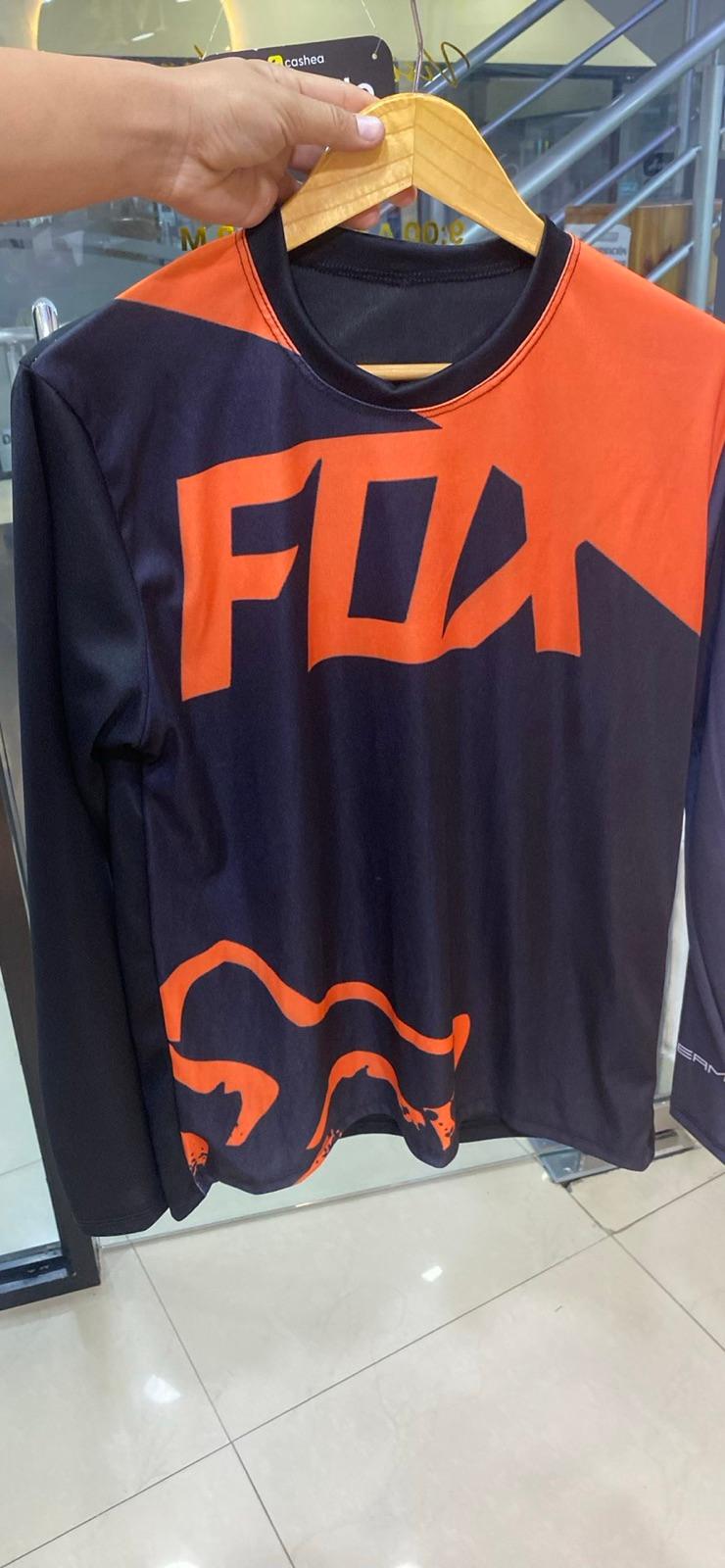 Suéter deportivo manga larga Fox negro y naranja, foto 1 de 1