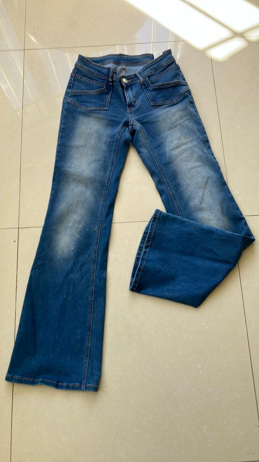 Jeans de mezclilla azul para mujer, foto 1 de 3