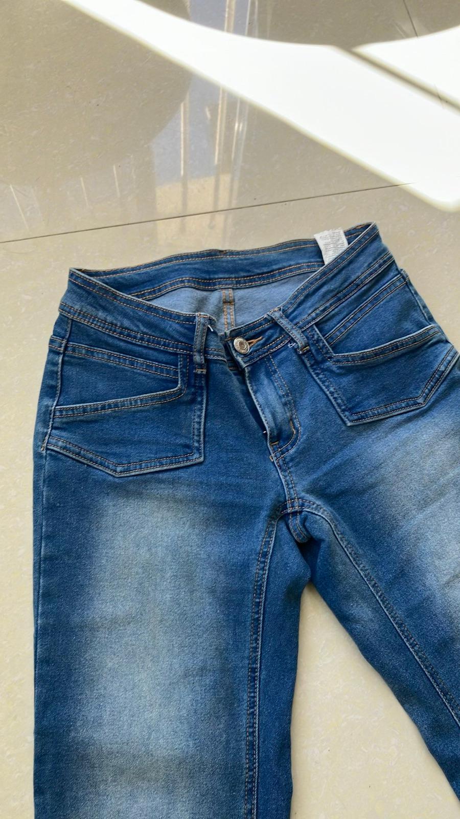 Jeans de mezclilla azul para mujer, foto 2 de 3