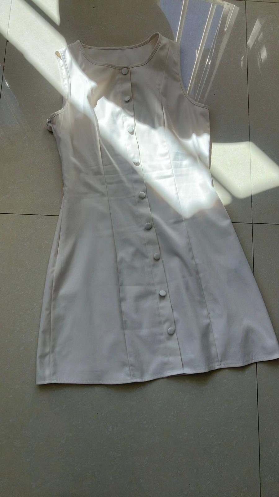 Vestido corto blanco sin mangas con botones, foto 1 de 3