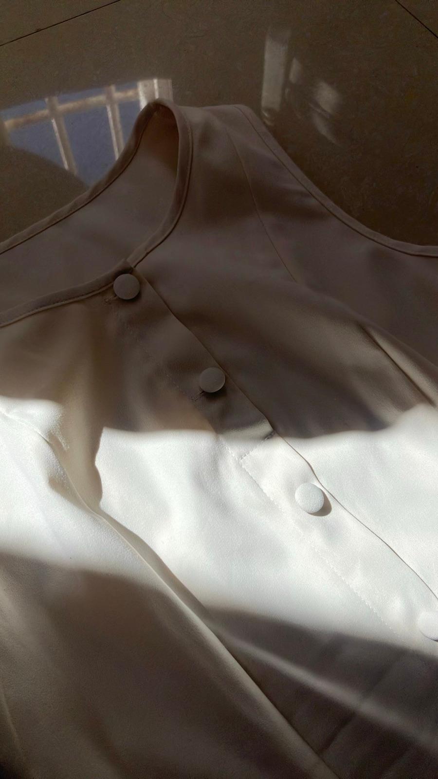 Vestido corto blanco sin mangas con botones, foto 2 de 3