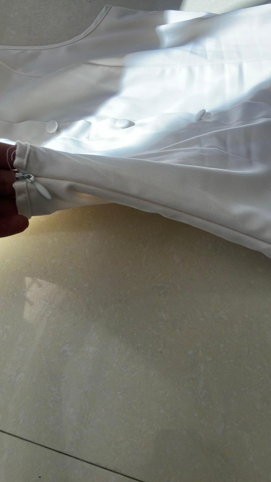 Vestido corto blanco sin mangas con botones, foto 3 de 3