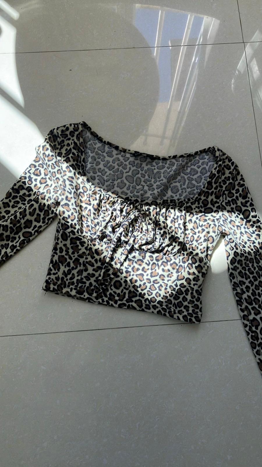 Blusa negra con estampado claro, foto 1 de 2