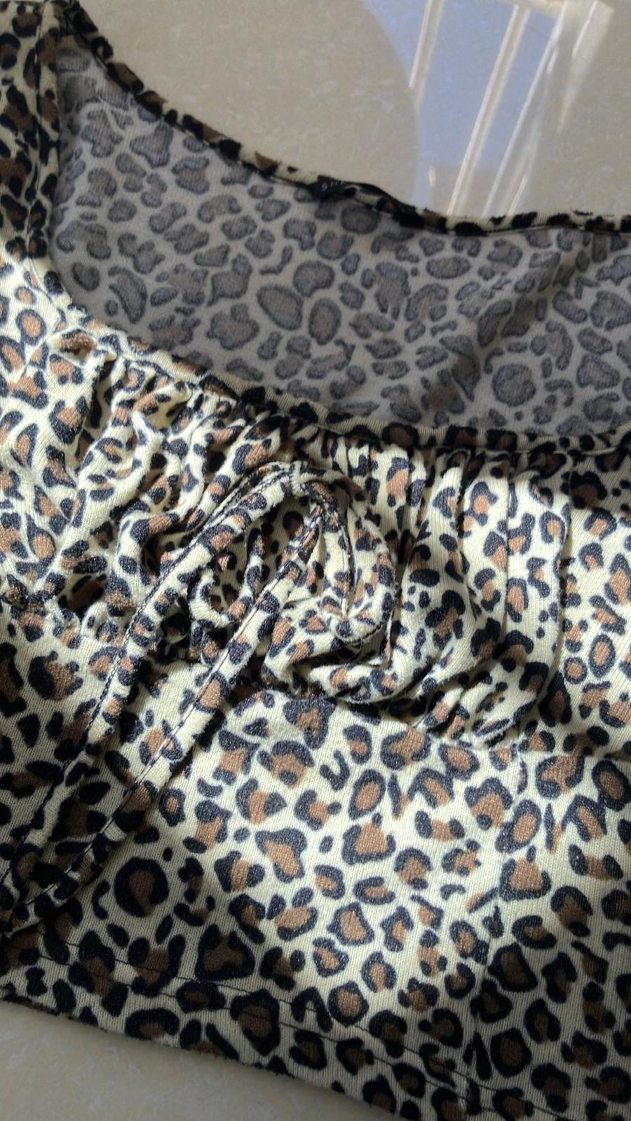 Blusa negra con estampado claro, foto 2 de 2