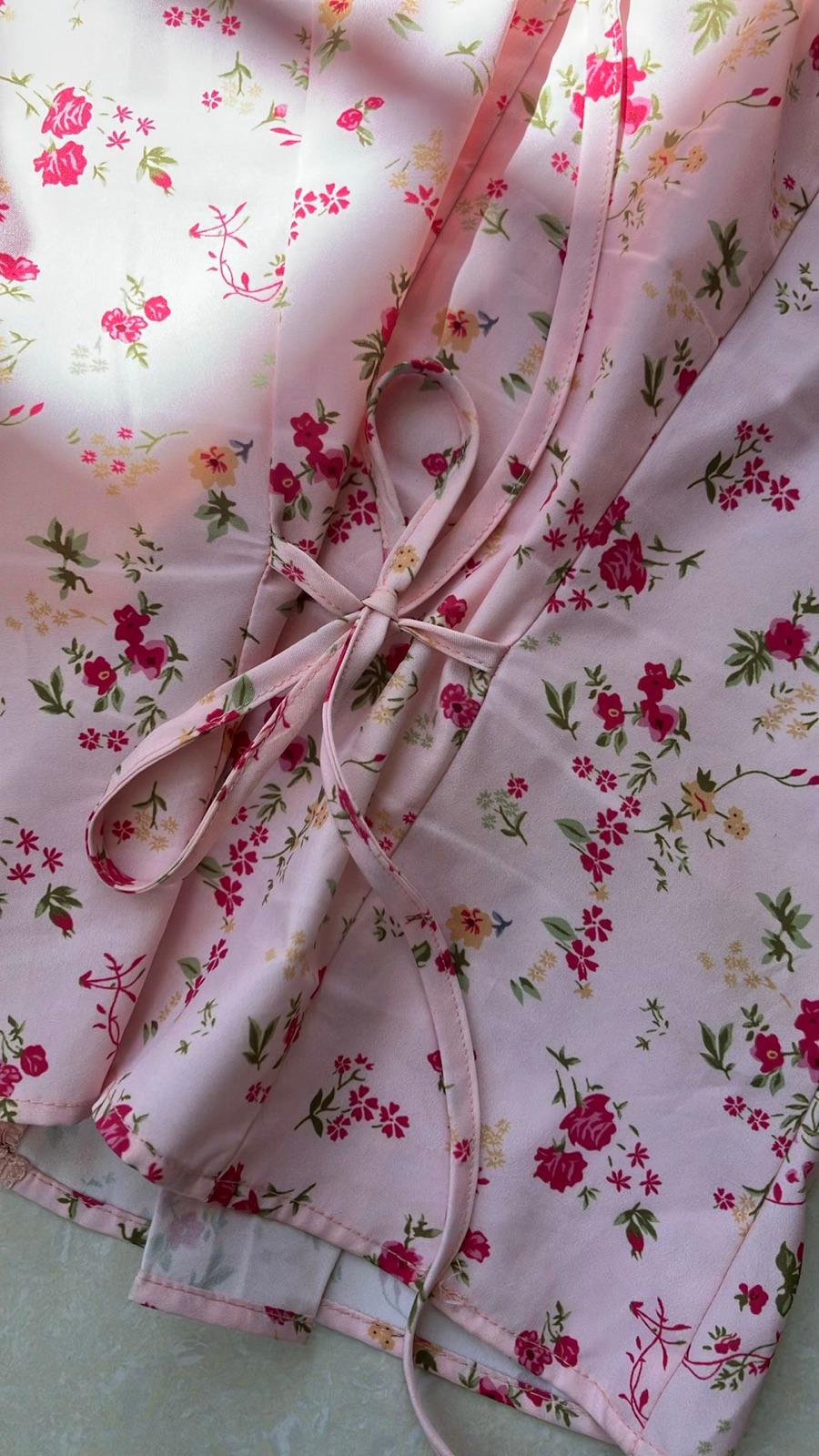 Blusa rosada con estampado floral y encaje, foto 2 de 2