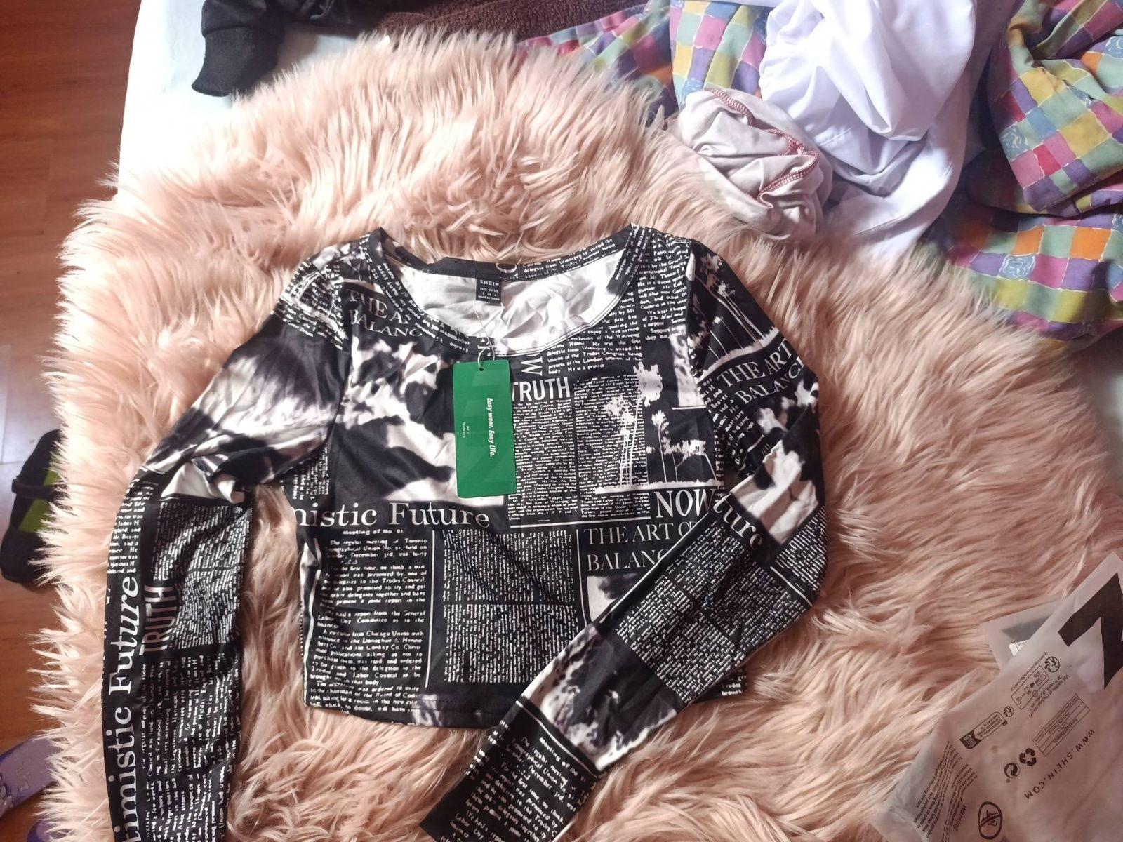 Blusa manga larga estampada con periódicos y texto, foto 2 de 4