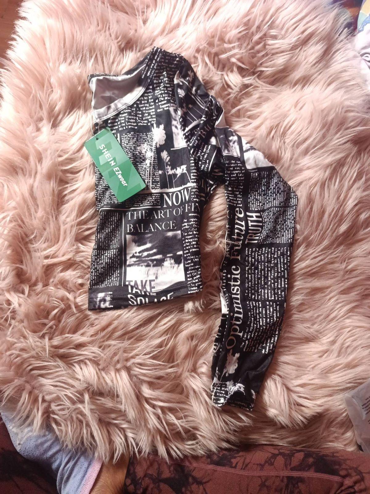Blusa manga larga estampada con periódicos y texto, foto 3 de 4