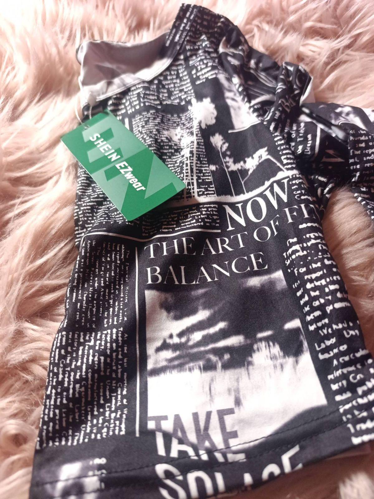 Blusa manga larga estampada con periódicos y texto, foto 4 de 4