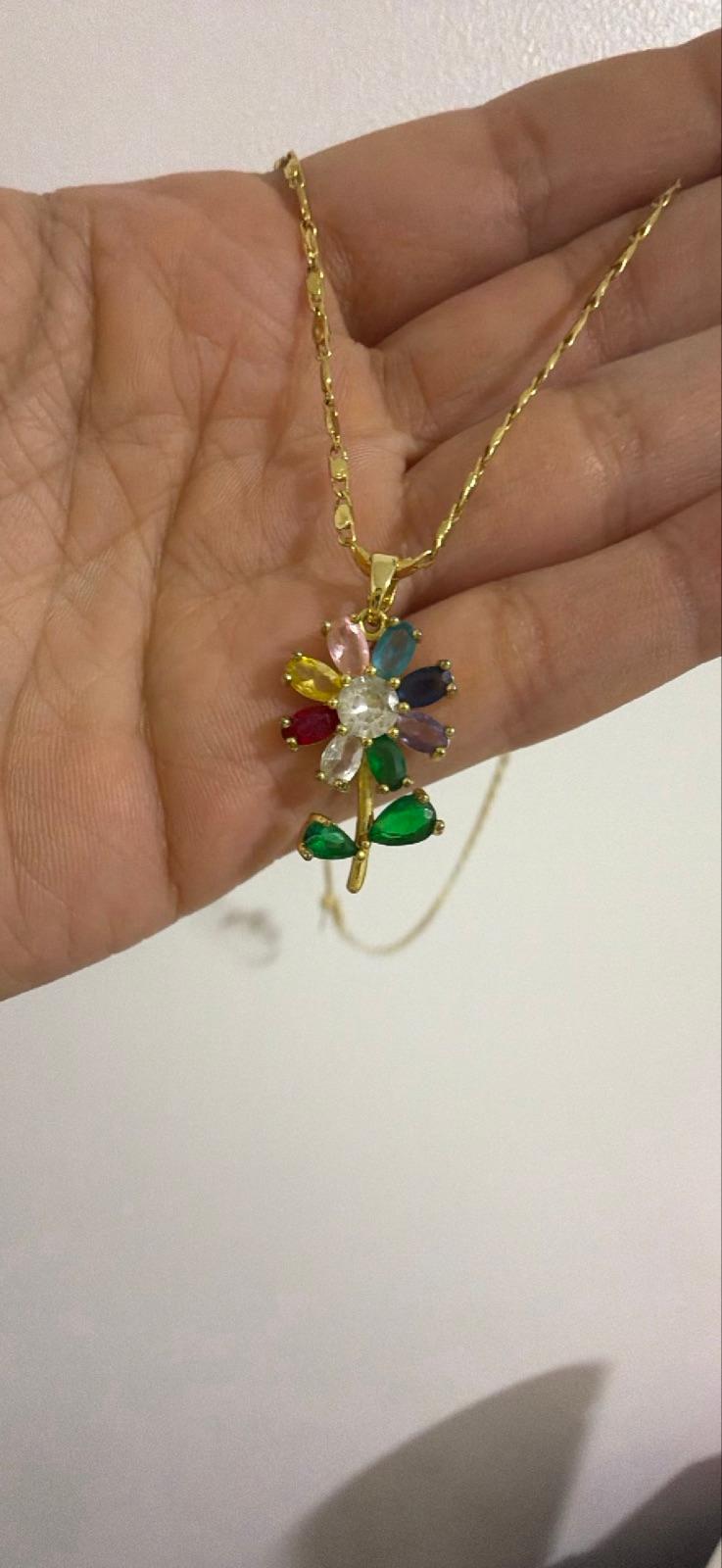 Colcadena dorada con dije de flor multicolor, foto 2 de 2