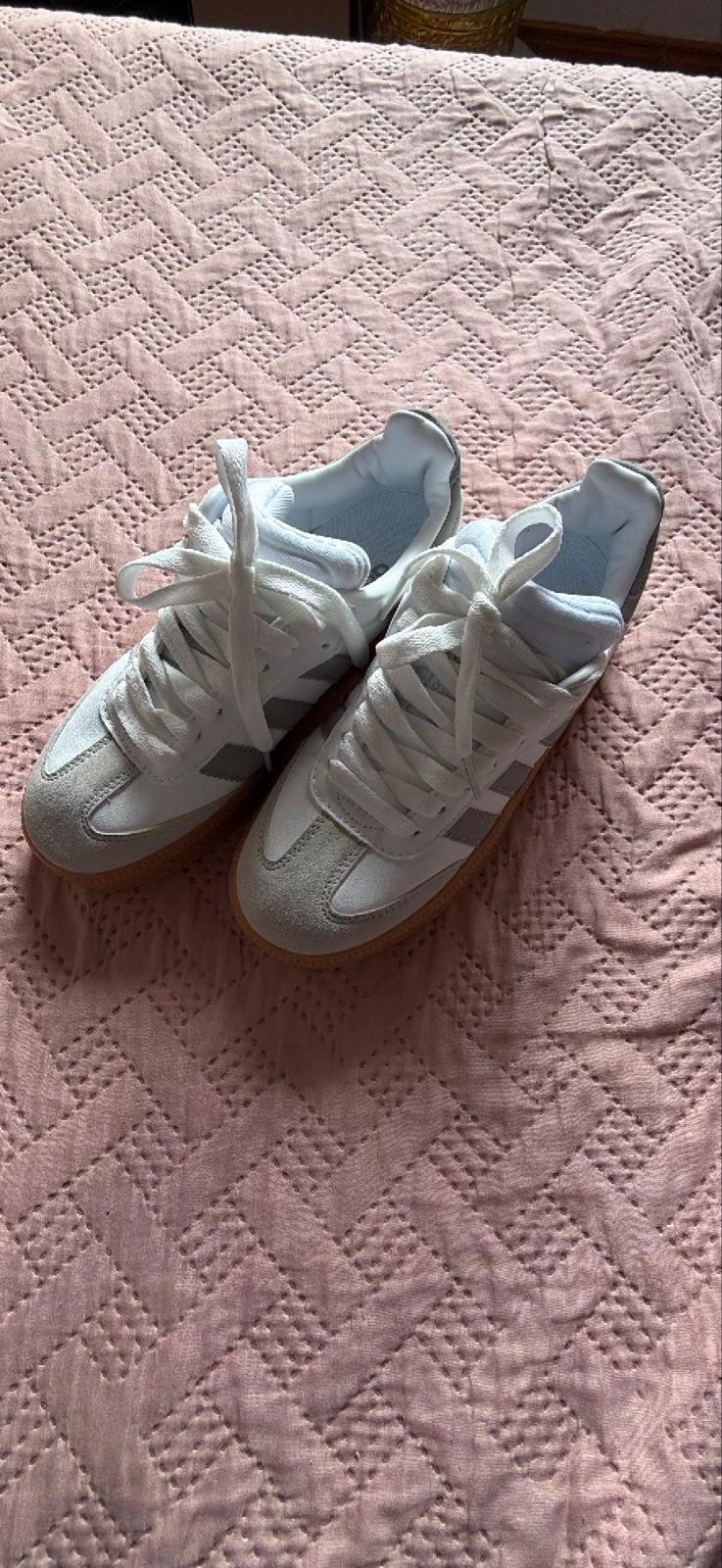 Zapatos deportivos Adidas de goma, foto 2 de 4